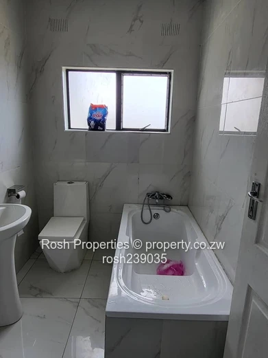 Modern 5-Bed Home on 1000m² in Zimre Park — Borehole